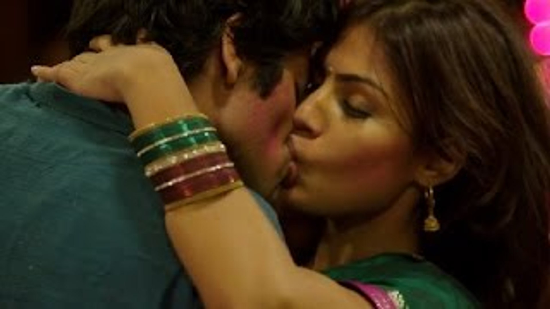 1920px x 1080px - Rhea Chakraborty Hot Kissing Scene _ Sonali Cable - video Dailymotion