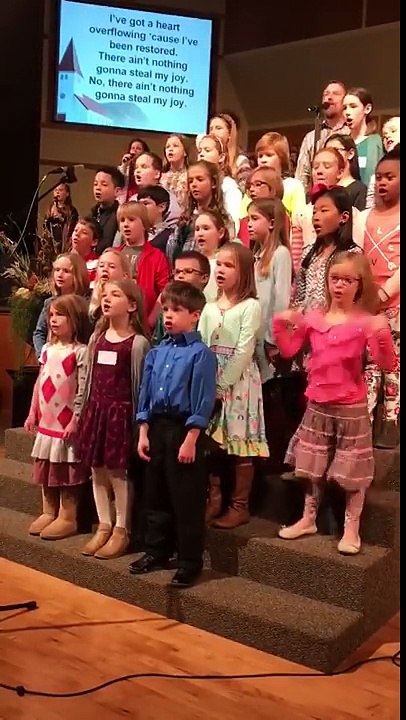 Cette fillette ne peut s'arrêter de danser quand sa chanson préférée est diffusée