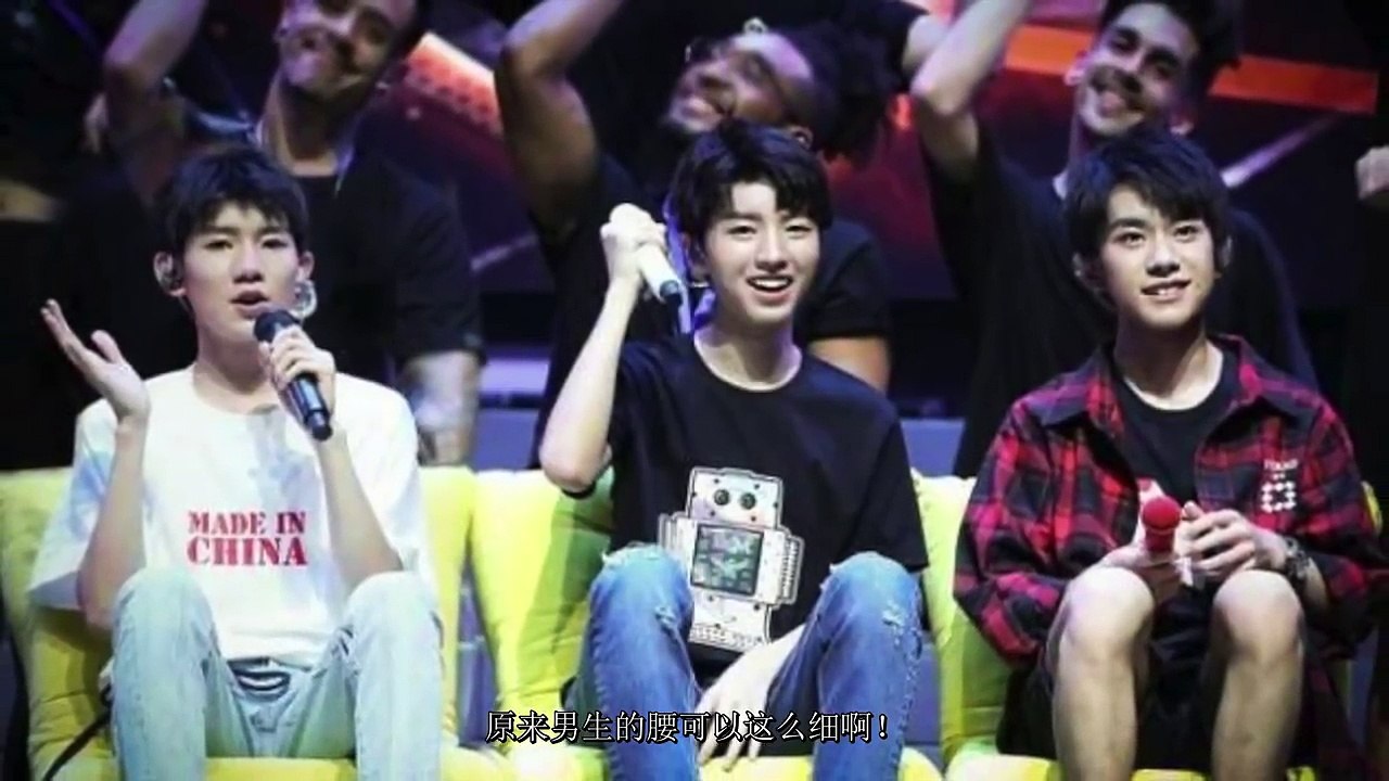 TFboys三小只腹肌抓拍 易烊千玺竟然有八块腹肌