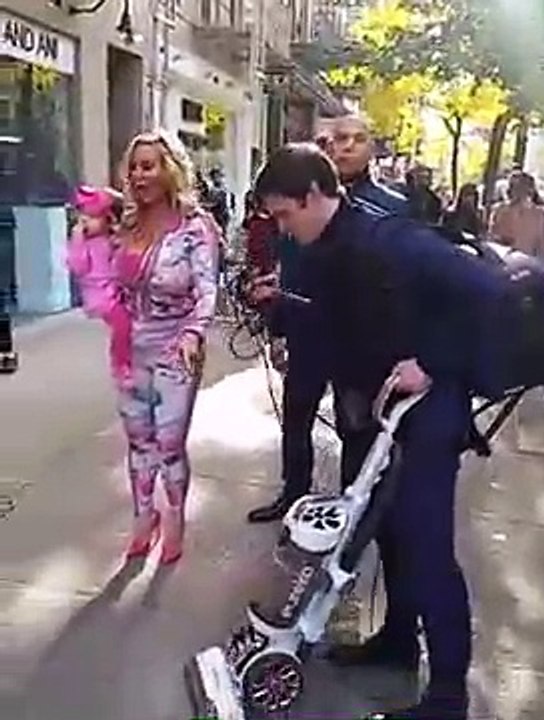 Il passe l'aspirateur devant elle dans la rue