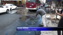 Aguas negras afectan a vendedores y peatones