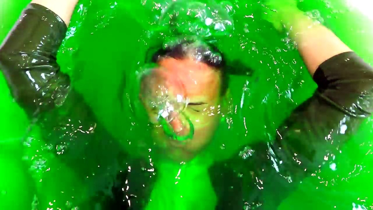 Bad Baby в Слизи - Slime Baff & Food Fight Real Life-1zb-C4hWIzo