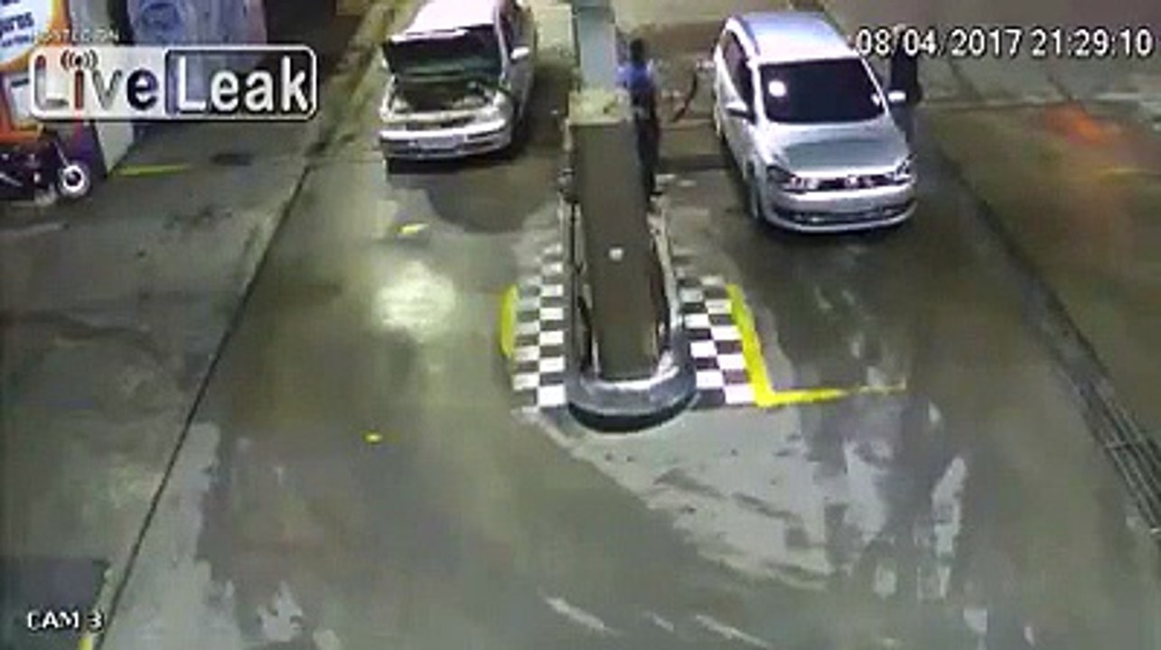 Cette voiture au gaz explose dans une station essence. Inpressionnant