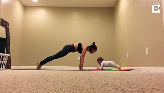 Maman et bébé font de la gym... Petite séance de muscu trop chou