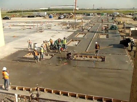 Quand une machine de chantier devient folle et menace d'abattre tout les ouvriers