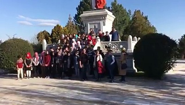 KÜTAHYA TAVŞANLI GÜRAĞAÇ ORTA OKULU BÜYÜK TAARRUZ ŞEHİTLİKLERİ TURUNDA ŞEHİT SANCAKTAR MEHMETÇİK ANITINDA TÜM TÜRKİYEYE