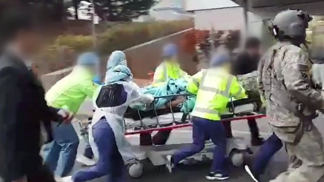 北 판문점에서 40발 사격...귀순 병사 남측 초소로 숨어 / YTN