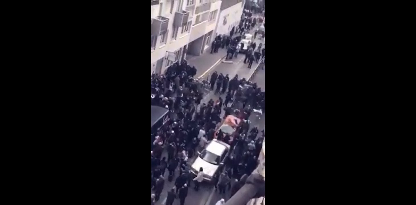 La police gaze et matraque les fidèles de la mosquée.