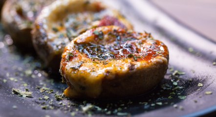 طريقة عمل الفطر المحشي بالبيتزا خطوة بخطوة