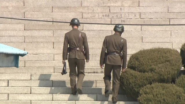 北 병사, 군용차로 탈주...추격조 40발 사격 / YTN