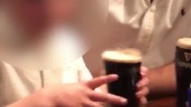 Un gosse boit une Guinness cul sec devant ses parents