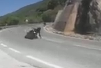 VÍDEO: están buscando a este motorista por hacer esta burrada