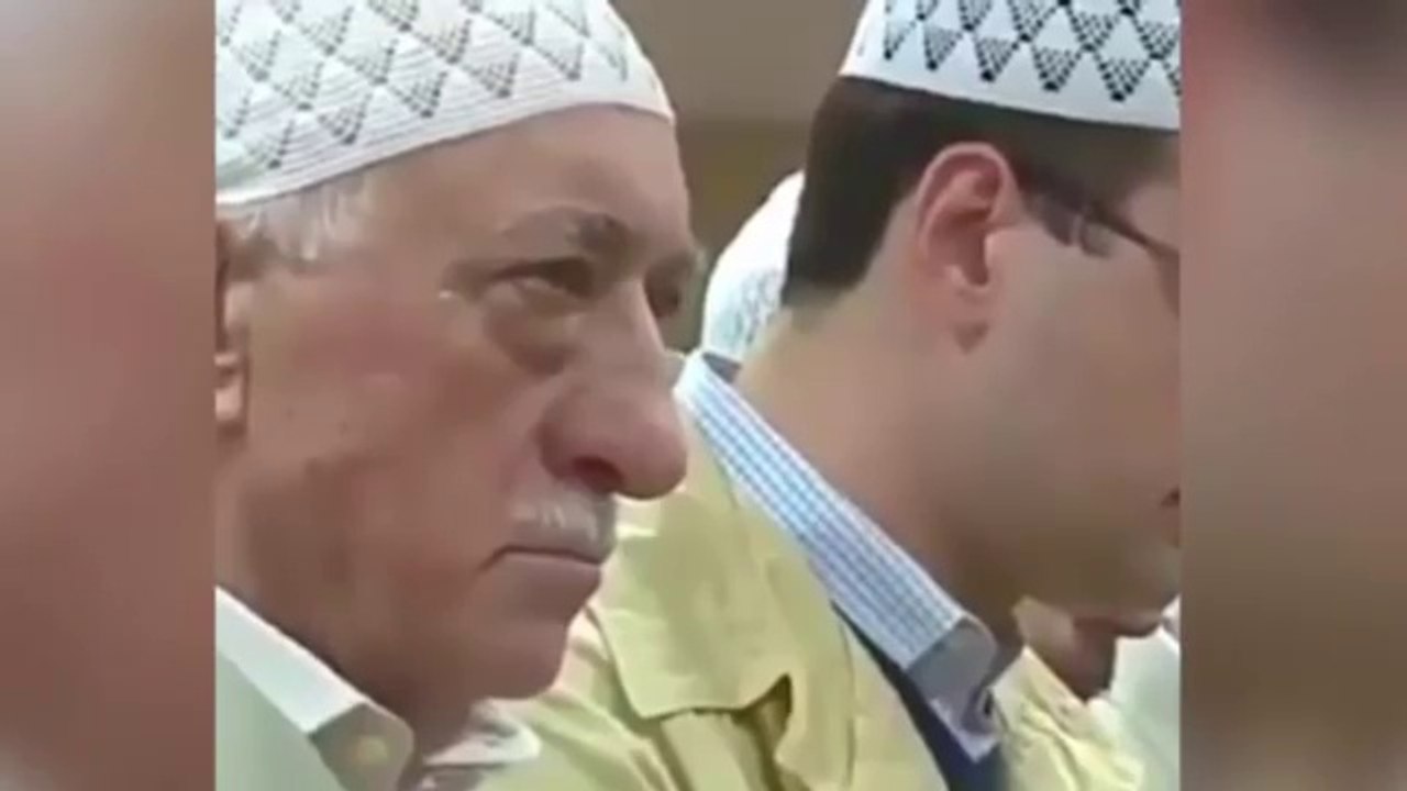 Fethullah Gülen Namaz Kılarken Gözleriyle Sağa Sola Bakıyor