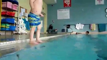 3 yaşındaki çocuğun havuz keyfi