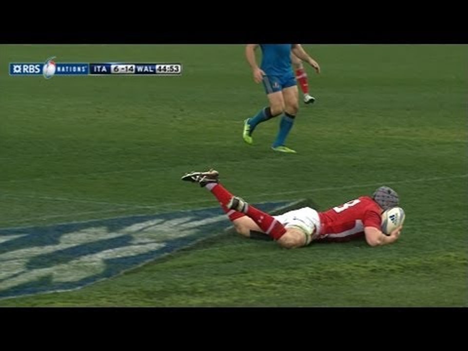 Jonathan Davies Scores the First Try from a Mike Philips Kick
