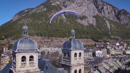 Léger comme l'air ce rider se déplace partout en Parapente !