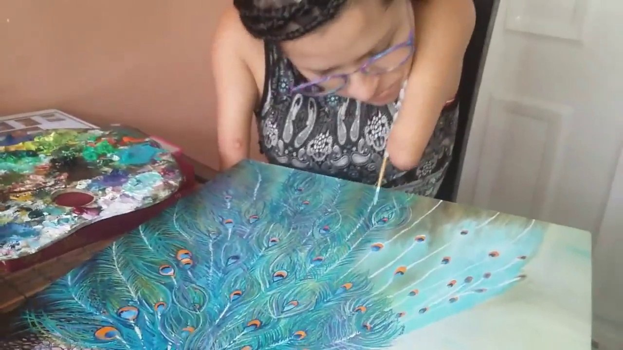 Peintre, cette femme travaille sans bras suite à une maladie !