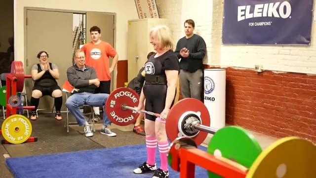 Soulever une haltère de 90kgs... à 76 ans !! Bravo Mamie !