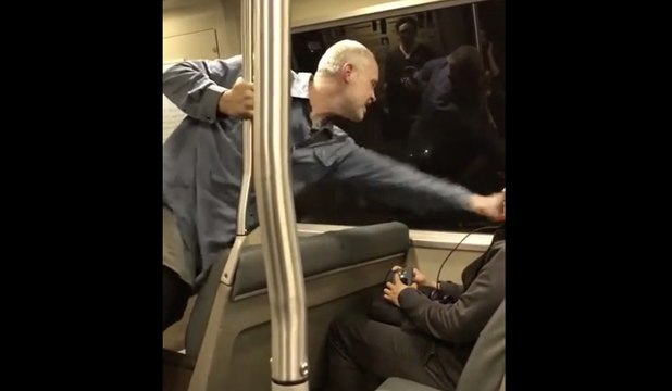 Racisme choquant dans un train : cet asiatique prend une baffe devant tout le monde en australie !