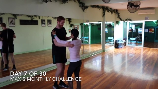 Apprendre à danser la Salsa en.. 1 mois !! Il y arrive !! A vous messieurs...