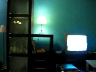 Camille dans le salon des parents