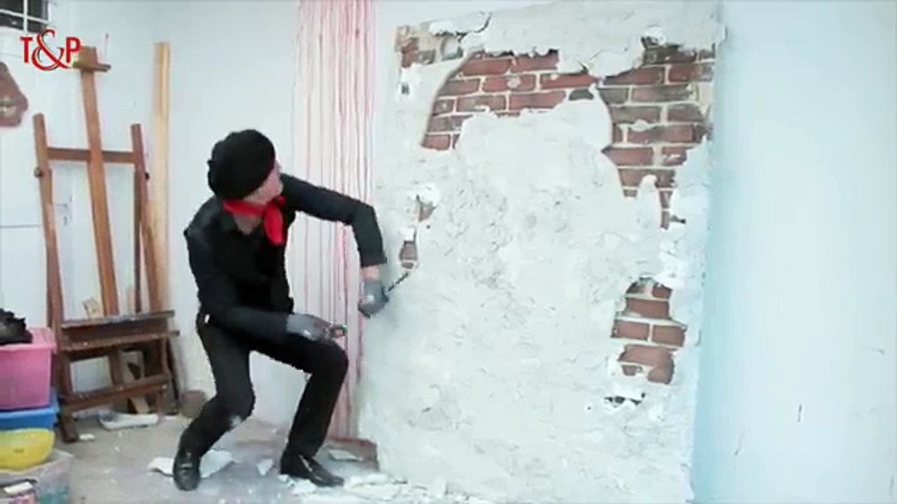 Uzeo je čekić i počeo skidati malter sa zida. Kad vidite krajnji rezultat, ostat ćete bez riječi!