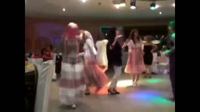 TÜRBANLI KIZ ROMAN HAVASI OYNUYOR