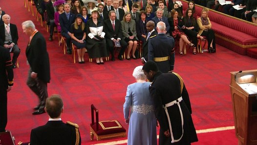 Sir Mo Farah Gets Knighthood From The Queen Video Dailymotion