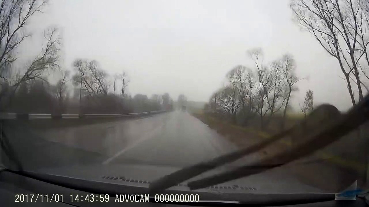 Cet automobiliste malchanceux se prend un bloc de glace tombé d’un camion