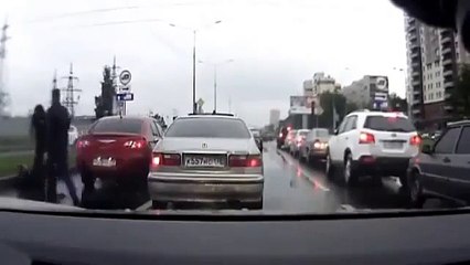 Il sort de sa voiture pour agresser un automobiliste : (très) mauvaise idée