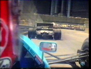 下载视频: Gran Premio degli Stati Uniti 1988: Testacoda di Bailey, camera car di Gugelmin e ritiri di Patrese, Mansell e N. Piquet