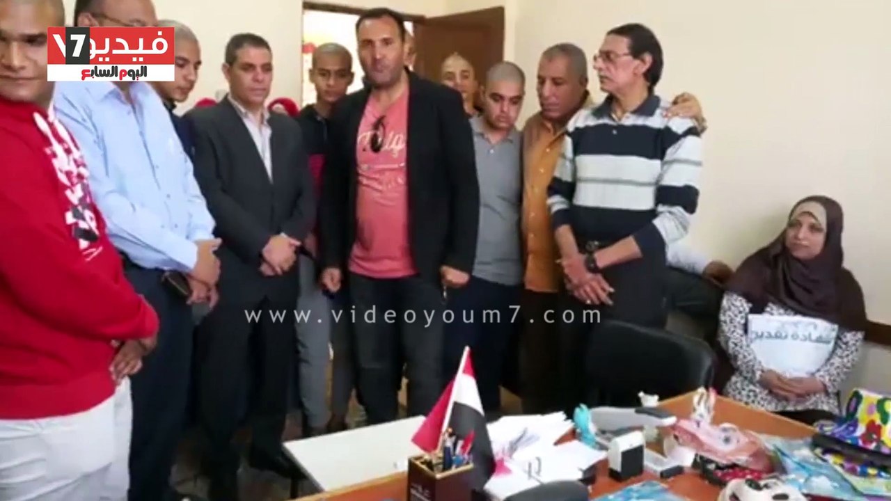 طلاب مدرسة ثانوية ببنها يحلقون شعرهم تضامناً مع مرضى السرطان