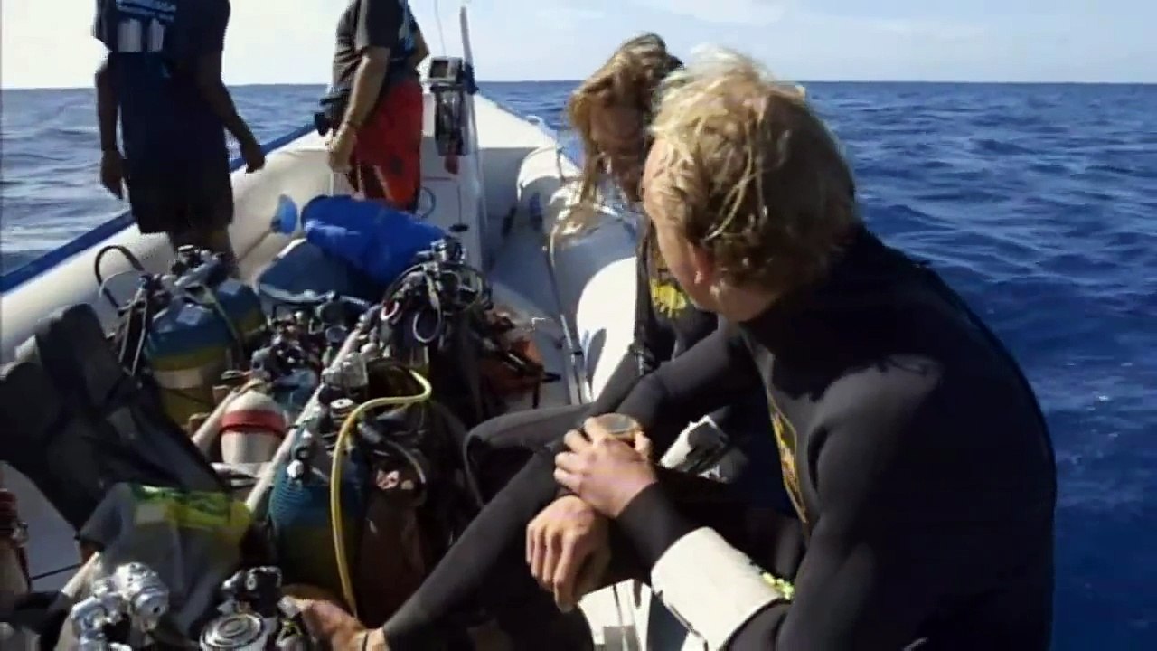 FOSSIL FISH FOUND ALIVE ( diving with dinosaur fish ) - DOCUMENTARY