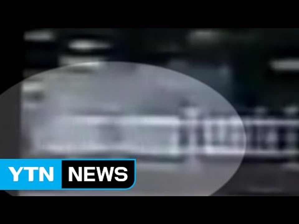 추락방지용 난간 무너져 추락...2명 사상 / YTN (Yes! Top News)