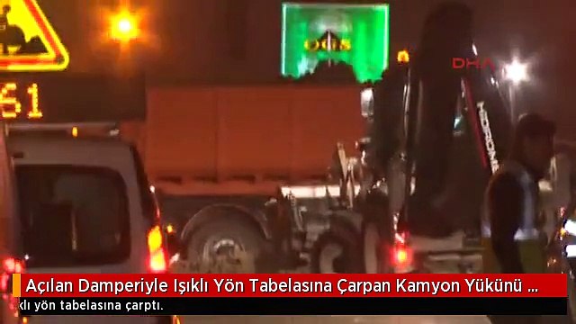Açılan Damperiyle Işıklı Yön Tabelasına Çarpan Kamyon Yükünü de Otobana Boşalttı