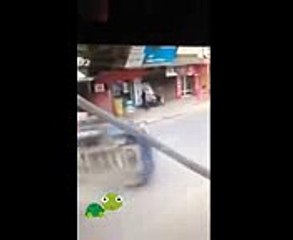 Khoảnh khắc người dân nhanh như chớp lao ra cứu xe tải gặp nạn