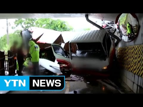 빗길에 화물차 3m 아래로 추락...2명 다쳐 / YTN (Yes! Top News)