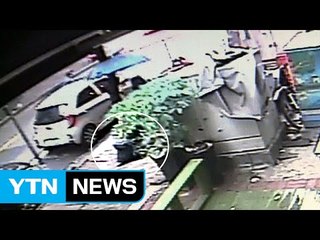 멀쩡한 인도가 갑자기 '푹'...길 가던 여성 추락 / YTN (Yes! Top News)