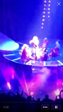 Lady Gaga s'interrompt en plein concert pour venir en aide à une fan blessée au visage