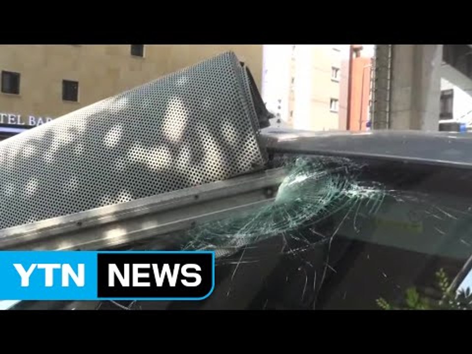 고가도로 구조물 추락...지나던 승용차 파손 / YTN (Yes! Top News)