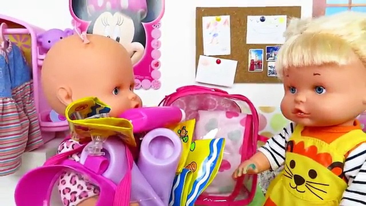 Bebé Nenuco a la piscina Ari Hermanitas Traviesas aprende a nadar Videos de bebés y muñecas