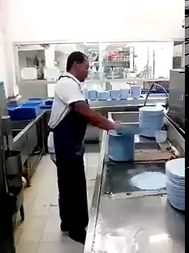 واہ کیا ٹیلنٹ ہے۔ ان صاحب نے اتنی سپیڈ میں برتن دھوئے کہ جسے دیکھ کر آپ حیران رہ جائیں گے۔ ویڈیو: عباس علی۔ لاہور