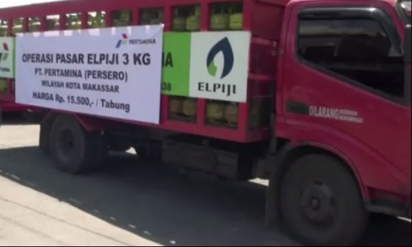 Elpiji 3 Kg Langka, Warga Makassar Antre di Operasi Pasar