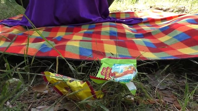 Bad Baby Joker БИТВА За Мусор Baby Joker vs Baby Spiderman Food Fight Real Life Superhero Movie-AqoAQSgPT3A