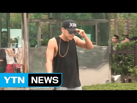 [★영상] '솔로 데뷔' 준케이, 섹시한 팔근육에 '심쿵' (뮤직뱅크 출근길) / YTN (Yes! Top News)