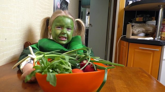 Bad Baby Hulk & Hulk Mom vs Hulk Dad  Бешеная Семья ХАЛКОВ  Food Fight SuperHeroes in Real Life-fbcImRaGKAY