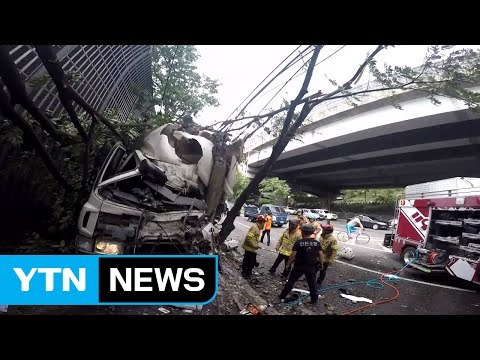 15톤 트럭 전신주 들이받아...운전자 중상 / YTN (Yes! Top News)