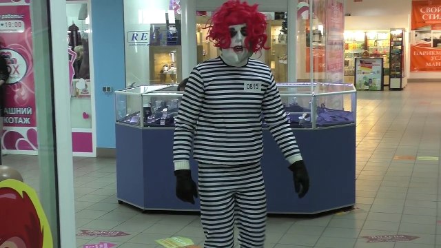 CLOWN KILLER IN SHOCK! Clown Killer is chasing us! SCARY KILLER CLOWN PRANK ATTACKS KIDS Children-Z-SET_r6CIE