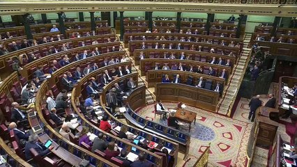 Rufián exhibe unas esposas en el Congreso