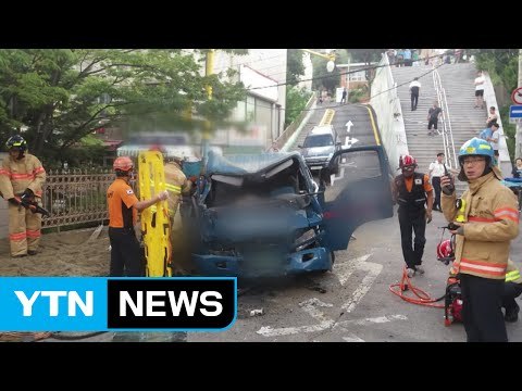 트럭 주택가 돌진...관광버스 육교 충돌 12명 부상 / YTN (Yes! Top News)